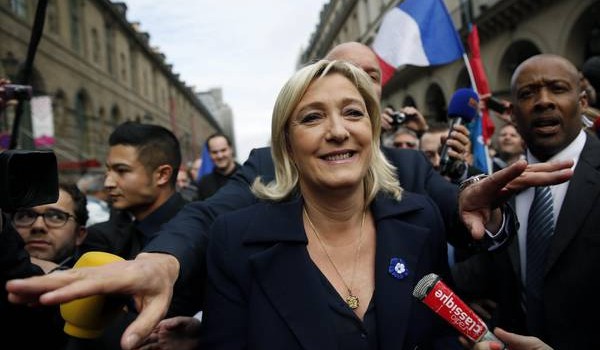 Redazione di Operai contro, un primo dato molto importante sono le astenzioni. In Francia ha votato il 43%, le astensioni sono al 57%. Destra e sinistra si sono divisi il 43% dei voti Il Front National di Marine Le Pen è in testa con il 25%, l’UMP è al 20,3%, il Partito socialista al 14,7%, secondo i primi exit poll in Francia dell’istituto di sondaggi CSA. In Germania gli astensioni sono sopra il 50%. Secondo le prime proiezioni in Germania la Cdu di Angela Merkel ottiene il 36,1% (-1,8 rispetto al 2009), Spd il 27,5% (+6,7) i Verdi il […]