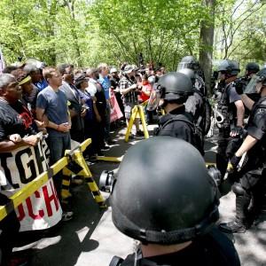 Cara Redazione, erano in centinaia a protestare davanti al quartier generaledi McDonald’s a Oak Brook, in Lillinois. Chiedono un aumento degli stipendi, sono i dipendenti della catena di fast food. Oltre cento persone sono state arrestate. La polizia è intervenuta in assetto antisommossa per disperdere i dimostranti. A questo punto in molti hanno volontariamente superato gli sbarramenti e sono stati arrestati. La protesta precede di un giorno la riunione annuale degli azionisti di McDonald’s. Il democratico linguaggio dei manganelli dei padroni non ha frontiere. Saluti Ornella Vasca    