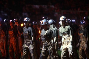 Spettabile Redazione, segnalo questo articolo del Mattino di Napoli. Ne approfitto per congratularmi perché fate veramente un bel giornale, unico nel suo genere, sono un vostro assiduo lettore. Saluti da Portici   Ennesimo incidente in Cina, dove è crollata una miniera di carbone nella provincia di Shaanxi, nel Nord Ovest del Paese. Undici minatori sono rimasti intrappolati e sono deceduti nella cava di Yulin, nella contea di Shenmu. Tra le 49 persone che stavano lavorando sotto terra, a circa 1400 metri di profondità, 38 sono riuscite a fuggire, stando a quanto dichiarato dalle autorità. La squadra di soccorso ha […]