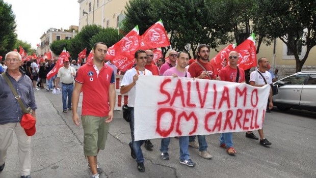 Redazione di Operai Contro, In questi giorni i dirigenti sindacali provinciali baresi di Fiom Cgil, Uim Uil e Fim Cisl sono andati con uno sparuto manipolo di operai dell’Om Carrelli elevatori di Modugno (Ba) a prendere il sole sul lungomare di Bari, di fonte alla sede della Regione Puglia. A cinque mesi dalla fine del presidio degli operai Om davanti alla fabbrica, boicottato dai sindacati che hanno abbandonato a se stessi e lasciato “morire” gli operai in lotta, e a poco più di un mese (il 30 giugno) dalla fine della cassa integrazione e dall’avvio della mobilità, i dirigenti […]