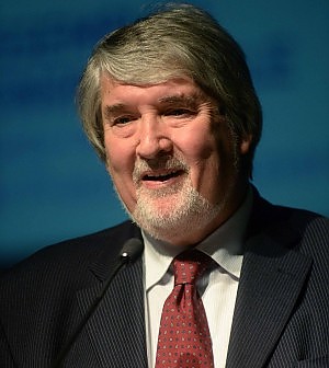 Redazione Matteo Renzi e il ministro del lavoro Poletti sorridono sempre e se ne infischiano dei problemi che li circondano, dalla mafia romana ai dissapori interni del governo, dall’aumento del numero dei disoccupati e dei cassaintegrati ai pensionati che non riescono a campare con 500 euro al mese.  Renzi e Poletti sorridono sempre, d’altronde il loro Jobs Act è stato approvato come volevano i loro amici padroni, da Squinzi ai padroni delle cooperative i licenziamenti non saranno più un grande problema . Renzi e Poletti sorridono sempre, le tutele crescenti servono proprio a loro, più licenziamenti e più consensi dai padroni che li finanziano.  redazione, vi […]