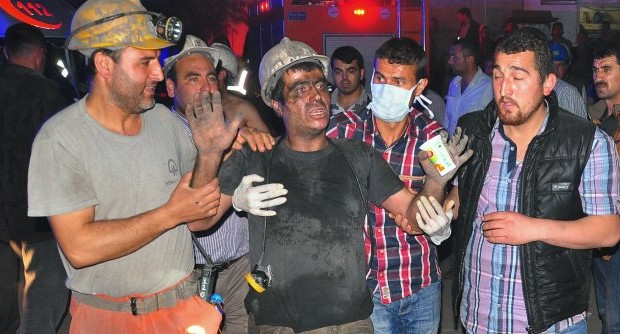   Caro Operai Contro, le stragi di minatori si ripetono periodicamente. Come ricordavi ieri, la fame di profitti non ha confini: Turkia, Bangla Desh, Italia, Sudafrica, ecc. le moderne tecnologie non vengono impiegate per la sicurezza sul lavoro per gli operai, e ancor meno per i minatori. Tantomeno conta il valore d’uso di cosa viene estratto in miniera, se è proprio indispensabile estrarlo, o se può essere sostituito nel suo uso sociale. Conta solo il fatto che lo sfruttamento di questi uomini serve a fare profitti per i padroni. Nelle miniere, condizioni di lavoro e sistemi di sicurezza, sono […]