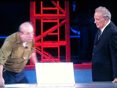 Caro Operai Contro, sono un non votante perciò non faccio propaganda per Grillo e per nessun partito, tranne ovviamente quello dei non votanti. Mi urta però l’atteggiamento di Santoro che ospita e dialoga con politicanti, governanti, pescecani della società e poi si accanisce contro Grillo, perché dice che i giornalisti sono dei leccaculo. Sissignori i giornalisti sono leccaculo di politicanti, governanti e pescecani della società! Santoro se la prende con Grillo:: “Non ha né il diritto né le qualità morali per giudicare il mondo” Santoro è un dispensatore televisivo dei “diritti” di Napolitano & C. Santoro e il suo […]