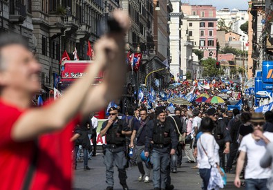Redazione di Operai Contro, Al grido “Renzi vattene” è partito da piazza della Repubblica, nel centro di Roma, il corteo dei movimenti e sindacati si base contro il governo Renzi. “Per i beni comuni, contro le privatizzazioni”, si legge sullo striscione che apre la manifestazione alla quale partecipano anche studenti universitari, Cobas, movimenti per la casa e per l’acqua pubblica. A poco più di un mese dal corteo finito tra scontri e polemiche per la ragazza calpestata da un agente di polizia, Roma ospita la prima manifestazione “lontana” dai ministeri, così come voluto dal ministro Alfano all’indomani del 12 […]