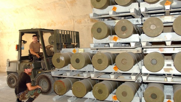 RASSEGNA STAMPA Germania, Armamenti, Turchia Gfp     140513 Compagni d’armi –        BDLI, l’Associazione dell’industria aerospaziale tedesca definisce partner strategico l’industria degli armamenti turca, e comunica verrà ampliata la cooperazione nella produzione di armi. La Turchia è un grande mercato in crescita per la produzione di armamenti; sono già stati realizzati diversi i progetti di cooperazione nel settore; –        La cooperazione turco-tedesca è stata presentata con grande propaganda, e risale agli anni Sessanta; in Turchia sono stati esportati armamenti tedeschi per miliardi (1964-1990, per 6,4 MD di marchi tedeschi), come pure addestramento ed equipaggiamento, usato anche per la repressione delle proteste […]