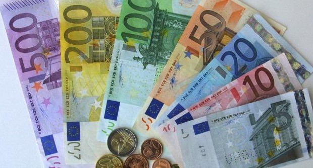 Redazione di Operai contro, I Paesi europei e gli Usa scoprono le carte sull’andamento delle rispettive economia nel primo trimestre dell’anno. Male l’Italia, che vede il prodotto interno lordo diminuire dello 0,1% rispetto agli ultimi tre mesi del 2013 e dello 0,5% nei confronti del primo trimestre dell’anno scorso. L’Istat, che ha diffuso la stima, ha comunicato anche che la crescita acquisita del Pil italiano per il 2014 – cioè quella che si avrebbe a fine anno se nei prossimi trimestri l’economia non crescesse – è pari a -0,2%. Una doccia fredda per il governo Renzi, che prevede per quest’anno una crescita dello 0,8% La Germania, […]