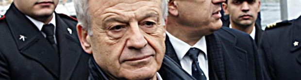 Redazione di Operai Contro, la magistratura  dei padroni italiani è molto umana. Sono pesanti gli elementi che emergono dall’ordinanza che ha portato agli arresti domiciliariCorrado Clini. L’ex ministro dell’Ambiente è accusato di “aver distratto insieme all’imprenditore Augusto Calore Pretner 3,4 milioni di euro” per un progetto di riqualificazione ambientale in Iraq, quando era direttore generale del ministero. Il gip di Ferrara Piera Tassoni scrive che Clini e gli altri indagati “hanno messo in atto un complesso e sofisticato meccanismo“, per appropriarsi di denaro pubblico e “conseguendo ingenti profitti”. Secondo l’accusa l‘ex ministro avrebbe intascato oltre un milione di euro, parte del finanziamento che il governo italiano aveva concesso per il […]