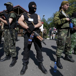 CRONACA DELLA GUERRA Resta rovente la situazione nella regione separatista diDonetsk. Stamani le forze ucraine hanno ripreso a martellare Sloviansk e i villaggi vicini, compreso quello in cui ha trovato la morte il fotoreporter italiano Andrea Rocchelli. Il bilancio è di almeno due morti tra i miliziani filorussi, a cui si sono aggiunti in serata due vittime degli scontri verificatisi intorno alla stazione di Donetsk oggi pomeriggio. L’agenzia russa Interfax precisa che un bambino è rimasto ferito. Secondo il Kiev Post, gli scontri nella stazione si sono verificati dopo che l’esercito di Kiev ha spinto i filorussi dall’aeroporto, che avevano occupato […]