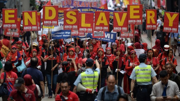 Redazione di Operai Contro, Operai, in Fiat la situazione è la seguente; Marchionne e gli Elkann con valigie di slide presentano il nono piano industriale in 10 anni, Piano che viene subito “acclamato” dai soliti “sindacati” farlocchi fismic-cisl-uil e da una buona parte  della stampa principale. Vengono a tesserci le lodi, ma quanto è buono sto’ padrone, ma, non sappiamo quanto inopinatamente i giorni seguenti in borsa, la perdita (fittizia) finanziaria supera il miliardo di euro. Nessun rimabalzo nei mercati finanziari nei  giorni seguenti, quelle perdite saranno ripianate con lo sfruttamento operaio, senza guanti, nelle fabbriche.   Dai Bilanci pubblicati negli ultimi tempi, non […]
