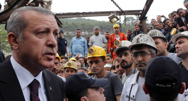 Redazione di Operai Contro, aumenta la collera contro l’assassino il premier turco Recep Tayyip Erdogan e il suo esecutivo, finiti sotto accusa per “negligenza”, ovvero per non aver ascoltato i ripetuti allarmi per la carenza di sicurezza nella miniera.   Le guardie del corpo del premier hanno tentato di mettere a tacere ogni forma di protesta, spiega il sito del quotidiano Hurriyet, anche se per oggi i principali sindacati di categoria hanno indetto uno sciopero nazionale. A scatenare sdegno, poi, è stata una fotografia in cui uno dei consiglieri di Erdogan, Yusuf Yerkel, appare mentre sferra calci a un […]