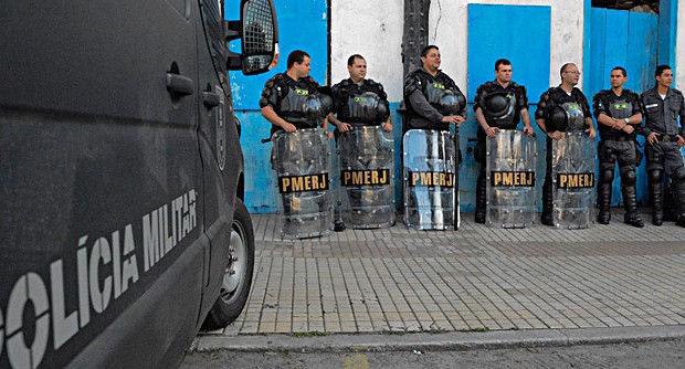 Redazione di Operai Contro, i governi dei padroni devono mettersi in testa che i grandi eventi fatti dai politici per rubare soldi e dai padroni per incrementare i profitti non funzionano più. In Brasile i poliziotti non bastano e si ricorre all’esercito Nonostante la militarizzazione impressionante della città e gli oltre duemila agenti in attività, la mancanza di analisi, di previsione dei rischi e l’incapacità di risposta nel creare cordone a protezione della nazionale ha impressionato molto. Soprattutto il governo di Dilma Rousseff che pagherà più di tutti l’eventuale fallimento del mondiale. I pericoli sono enormi anche per le nazionali e le delegazioni […]