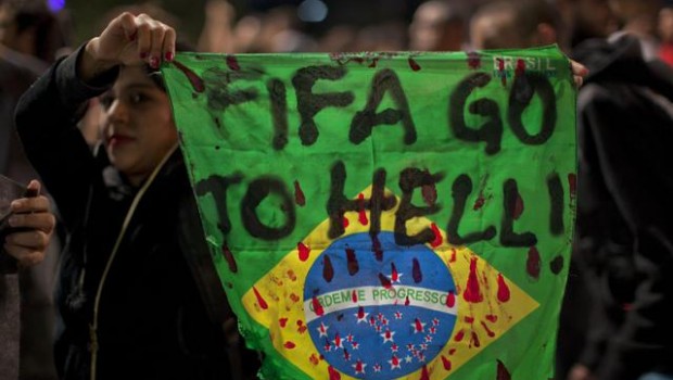 Egregio Direttore, ancora manifestazioni nelle maggiori città brasiliane, contro lo spreco di soldi per gli stadi e le infrastrutture dei mondiali di calcio. Ricordati i nove operai morti sui cantieri. Cortei si sono svolti a San Paolo, Rio de Janeiro, Belo Horizonte, Brasilia e Manaus. I manifestanti hanno esposto striscioni contro la Fifa (‘Fifa terroristà, ‘Fifa tornatene in Svizzerà) e contro il governo (‘Vogliamo scuole e ospedali non stadì, ‘Non vogliamo la Coppa, vogliamo la casà). In piazza operai, lavoratori di più categorie insieme al movimento dei senza tetto. Scontri, arresti e negozi saccheggiati. I mondiali di calcio non […]