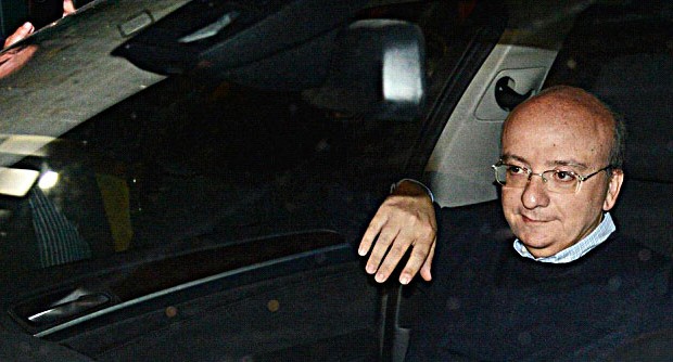 Redazione di operai Contro il parlamentare del Pd Francantonio Genovese si è costituito nel carcere di Gazzi a Messina. Per il parlamentare del Pd oggi la Camera ha concesso l’autorizzazione all’arresto avanzata dal gip di Messina su richiesta della Procura di Messina nell’ambito di un’inchiesta sulla formazione professionale regionale. I reati ipotizzati sono di associazione a delinquere finalizzata al riciclaggio, peculato e truffa. Francantonio Genovese è diventato milionario in poco tempo grazie al Pd. Francantonio Genovese  affronterà il carcere con grande dignità I suoi amici del Pd lo hanno riassicurato continuerà a ricevere l’indennità di 20000 euro al mese anche in galera. Francantonio […]