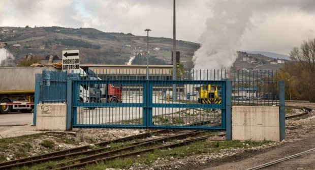 Redazione di Operai Contro, l’assassino Riva è morto senza fare un giorno di galera. I delinquenti che lo hanno servito e gli uomini di governo sono al sicuro La magistratura fa molte parole, ma dopo li assolve. L’ILVA di Taranto è come la miniera turca Bondi il servo dell’assassino Riva è al sicuro Associazione a delinquere finalizzata al disastro ambientale, avvelenamento di sostanze alimentari, omissione di sostanze alimentari, concussione, rivelazione di segreto d’ufficio e abuso d’ufficio. Sono le ipotesi di reato contestate dalla procura di Taranto nell’inchiesta “Ambiente svenduto” all’avvocato Franco Perli, il consulente legale della famiglia Riva che nei giorni scorsi è stato confermato come amministrativista […]