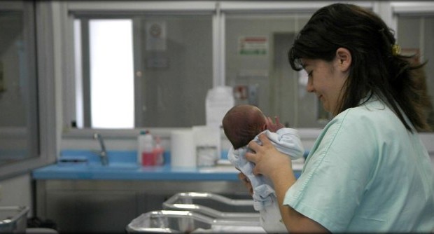 Redazione di Operai Contro, i governi, compreso quello di Renzi, salvano i profitto dei padroni e uccidono i bambini Invio un articolo del fatto quotidiano Un lettore   Giocano, corrono, passano molto tempo all’aria aperta. Il loro metabolismo accelerato li espone più degli adulti ai rischi legati all’inquinamento ambientale, inclusi i tumori. Tanto che quelli che crescono vicino alle aree contaminate, già nel primo anno di vita, hanno un rischio di morte per tutte le cause più alto del 4%. Ma non ne sappiamo molto di più. Perché l’Italia gravida di veleni e sprechi, fatalmente, si è dimenticata i suoi figli. […]