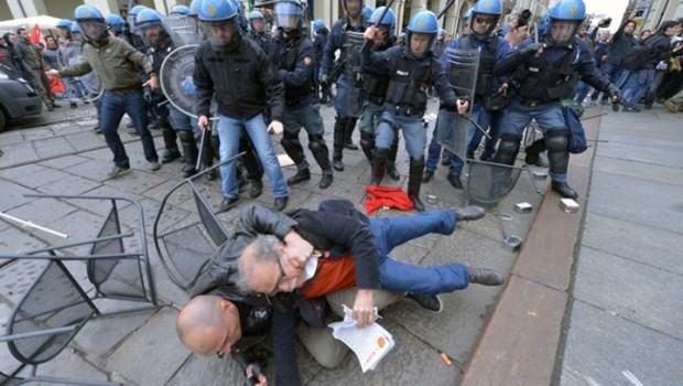 Redazione di OperaiContro, ieri a Torino la sbirraglia ha cominciato presto ad attaccare, insieme ai gorilloni (dall’aspetto anche politicamente poco rassicurante) del servizio d’ordine del PD. Intorno alle 9 sono partite le cariche contro (usando termini dei pennivendoli di regime) “anarchici” ed “antagonisti”. La foto che alleghiamo pare abbastanza eloquente circa i pericolosi terroristi che hanno anche duramente contestato la CISL insieme ad attivisti e S.I.COBAS TORINO. A seguire, un comunicato dal S.I.COBAS TORINO in risposta al nostro messaggio di solidarietà, partito dal corteo pomeridiano di Bologna. PROSSIMO APPUNTAMENTO SABATO 10 MAGGIO, CON LA MANIFESTAZIONE A SOSTEGNO DELLE RAGAZZE […]
