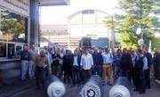  Redazione di operai Contro, Bloccata ieri mattina per alcune ore la portineria della Sgl Carbon di Narni Scalo, dove una settantina di operai hanno indetto un’assemblea permanente davanti allo stabilimento. Gli operai hanno impedito l’uscita di due camion carichi di elettrodi destinati all’Ast perchè – hanno spiegato Filctem Cgil, Femca Cisl e Uiltec Uil – i liquidatori hanno rifiutato di posticipare la consegna delle merci a Terni mercoledì 28 maggio, in modo da consentire lo svolgimento di una manifestazione che avrebbe coinvolto i lavoratori dell’Sgl e quelli dell’Acciaieria AST. Al termine della protesta intorno alle 11 il blocco delle portinerie […]