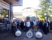  Redazione di operai Contro, Bloccata ieri mattina per alcune ore la portineria della Sgl Carbon di Narni Scalo, dove una settantina di operai hanno indetto un’assemblea permanente davanti allo stabilimento. Gli operai hanno impedito l’uscita di due camion carichi di elettrodi destinati all’Ast perchè – hanno spiegato Filctem Cgil, Femca Cisl e Uiltec Uil – i liquidatori hanno rifiutato di posticipare la consegna delle merci a Terni mercoledì 28 maggio, in modo da consentire lo svolgimento di una manifestazione che avrebbe coinvolto i lavoratori dell’Sgl e quelli dell’Acciaieria AST. Al termine della protesta intorno alle 11 il blocco delle portinerie […]