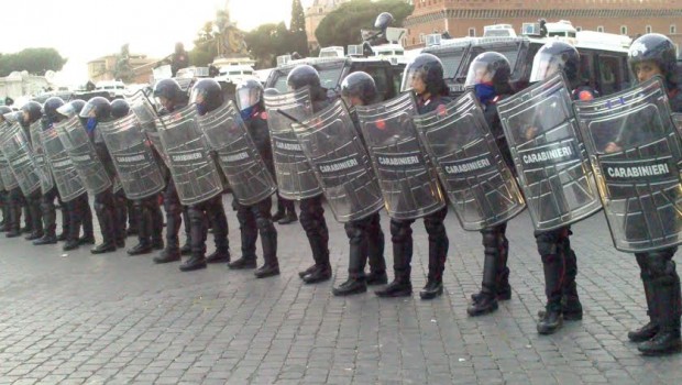 Redazione di Operai Contro. LiberaRete esprime la propria solidarietà a Paolo di Vetta arrestato di nuovo addirittura durante una conferenza stampa. Ripubblichiamo l’intervista realizzata a Paolo di Vetta durante la manifestazione del 17 maggio. Le opinioni e le pratiche di conflitto sono scomode ma non si arrestano. Testo a cura di Contropiano La questione ‘casa’ deve stare proprio a cuore al governo Renzi che dimostra di non tollerare alcun intralcio rispetto alla sua tabella di marcia. Nel pomeriggio, al termine di una conferenza stampa attraverso cui i movimenti di lotta per la casa e per il diritto all’abitare hanno […]