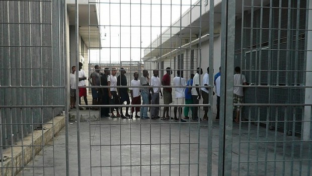 Redazione di Operai Contro, vi invio un articolo di Repubblica. Ancora una volta è la dimostrazione che il parlamento dei padroni è un rifugio di delinquenti Un astensionista Un dossier segreto commissionato dal Viminale svela il meccanismo attraverso il quale i soldi del pocket money, destinati agli ospiti dei centri d’accolgienza, non vengono distribuiti e spariscono nel nulla. La mancata erogazione dei 2,50 euro quotidiani cui ha diritto ogni migrante, nel solo Cara calabrese di Isola Capo Rizzuto, vale 3.750 euro al giorno che, moltiplicati per i 21 mesi di permanenza media dei richiedenti asilo, arrivano a superare i […]