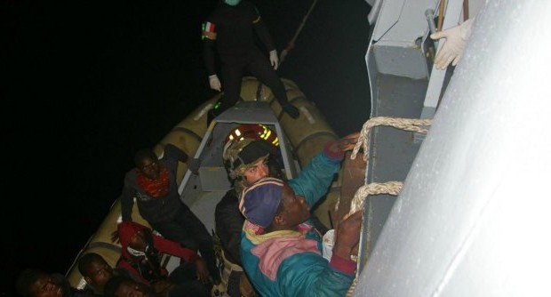 Redazione di Operai Contro, dopo la strage di Lampedusa, politici e amministratori avevano giurato non accadrà più. Non è vero Il Mediterraneo è il più grande campo di sterminio che sia stato realizzato dai borghesi. Duecento migranti li hanno salvati i mercantili dirottati in zona. 17 li hanno recuperati già cadaveri, molti altri, probabilmente altri 200, sono già in fondo al mare se è vero che sul barcone erano in quattrocento: L’ennesimo naufragio a pochi giorni di distanza da un altro naufragio costato la vita a una quarantina di persone partite dalle coste orientali della Libia. E con i morti ancora da recuperare, […]