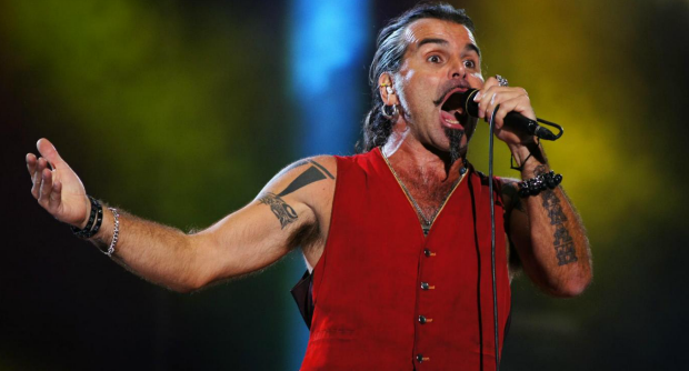 Redazione di Operai Contro, i giovani per il concertone di Roma erano circa 1 milione Piero Pelù ha attaccato il premier Matteo Renzi dal palco del concertone del Primo maggio, in piazza San Giovanni a Roma. Prima di cantare una versione rock de Il pescatore di Fabrizio De Andrè, il cantautore fiorentino si è rivolto a Renzi definendolo “il non eletto, ovverosia il boy scout di Licio Gelli“. Cioè il faccendiere e “maestro venerabile” della loggia massonica segreta P2. “Deve capire – ha detto il cantante – che in Italia c’è un grande nemico ed è un nemico interno, è la corruzione, la disoccupazione, il voto di scambio, la mafia, la ndrangheta, […]