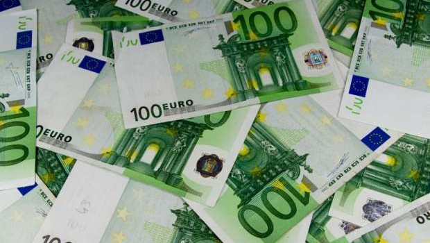 Caro Operai Contro, il tetto che Renzi ha messo ai redditi dei manager pubblici non ne cambia la sproporzione. Ecco le cifre tratte da un articolo del “fatto quotidiano”. Saluti da un lettore. ” I super manager pubblici italiani sono i Paperoni d’Europa. Gli alti dirigenti guadagnano 12,63 volte il reddito medio del Paese. Mentre per i colleghi inglesi questa proporzione è di 8,48 volte superiore; in Francia del 6,44 e in Germania del 4,97. Per capire meglio la differenza di stipendio tra i vari paesi, basta prendere un dirigente di prima fascia: in Italia percepisce 10,17 volte il […]