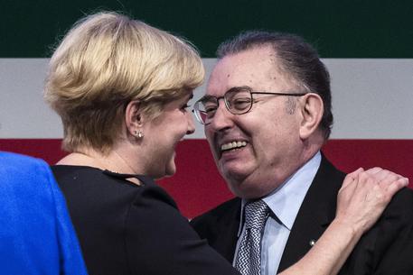 Redazione di Operai Contro, Dopo il 25 Maggio la Confindustria passa all’incasso “Temo che anche quest’anno la crescita che vorremmo vedere non ci sarà e, assieme alla crescita, non ci sarà il lavoro” avverte Giorgio Squinzi all’assemblea di Confindustria. “Non è questa l’Italia che vogliamo. Non ci rassegniamo a un Paese stanco, sfiduciato, vittima di mali antichi, astruso e ostile alla cultura d’impresa”. E’ arrivato, quindi, “il momento di costruire un’Italia nuova” è il messaggio del presidente di Confindustria, che chiede di “superare le vecchie logiche, non avere paura del nuovo”. Dalla crisi “possiamo uscire solo decidendo ciò che […]