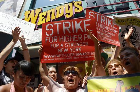 Redazione di Operai Contro, 15 MAGGIO 2014 – La protesta dei lavoratori dei fast food americani si allarga e diventa ‘global’: i dipendenti della ristorazione veloce, per protestare contro quelle che definiscono paghe da fame, hanno incrociato le braccia in 150 citta’ degli Stati Uniti, ma anche in 33 Paesi del mondo. Lo sciopero è stato annunciato anche in Italia. La campagna e’ partita nel 2012 a New York, per chiedere l’aumento del salario minimo da 7,25 dollari a 15 dollari l’ora. In Italia noi dipendenti dei fast food lavoriamo poche ore al giorno per pochi euro all’ora Un […]