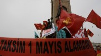 Scontri in piazza Taksim a Istanbul, in Turchia, dove i manifestanti scesi in strada per il Primo maggio hanno sfidato il divieto governativo di riunirsi nel luogo divenuto simbolo della protesta anti-governativa. La polizia, in assetto anti-sommossa, ha sparato con cannoni ad acqua, lacrimogenie proiettili di gomma sui dimostranti, riporta Hurriyet nella sua versione online. L’ufficio del governatore, si legge, ha denunciato “gruppi terroristici illegali” che farebbero ricorso alla violenza contro le forze di sicurezza. Con questa motivazione piazza Taksim e le strade circostanti sono state bloccate e interdette alle manifestazioni. Diversi sindacati avevano però già annunciato di voler dimostrare nella piazza nonostante il divieto. Altre manifestazioni sono attese in […]