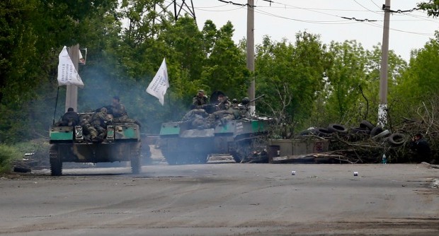 RASSEGNA STAMPA Germania, Usa, crisi ucraina, media Ft        140502 Una domanda sconcertante sulla ultima offensiva in Ucraina Gideon Rachman Perché l’offensiva in corso? La decisione del governo ucraino di lanciare un’offensiva per riprendersi la città di Slavyansk dai separatisti filorussi segna una svolta sia nella retorica che nella strategia. Sarebbe la vittoria delle posizioni USA. –   Il governo ucraino si è trovato sotto pressioni conflittuali da parte dei suoi alleati occidentali: la Germania ha fatto pressione perché non lanciasse un’offensiva; –   gli Usa hanno spinto in senso contrario. –   La Russia ha fatto il possibile per ampliare questa frattura [&hellip;]