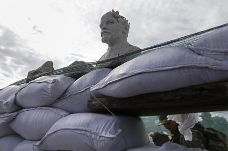 Redazione di Operai Contro, la borghesia Ucraina deve legittimare il suo potere con le elezioni. In realtà legittima solo la guerra civile Tutti i seggi di Donetsk domani rimarranno chiusi. Abbiamo requisito timbri e materiale elettorale”. Lo afferma un comunicato delle Autorità dell’Autoproclamata Repubblica popolare di Donetsk alla vigilia del voto delle presidenziali in Ucraina. Quattro paramilitari del battaglione Donbass sono morti e altri nove sono rimasti feriti negli scontri di ieri con i separatisti nei pressi di Karlivka, nella regione di Donetsk, nell’Ucraina orientale. Lo sostiene lo stesso battaglione ‘Donbass’, citato dall’agenzia Interfax. Secondo i media ci sarebbero almeno […]