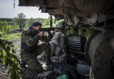 Redazione di Operai Contro, mentre in europa si preparano le elezioni dei padroni, in Ucraina avanza la terza guerra mondiale. Nell’Ucraina dell’est si continua a combattere e a morire. Nel primo pomeriggio almeno sette militari di Kiev sono stati uccisi in un’imboscata dei miliziani filorussi nei pressi di Oktiabrsk, a circa 20 chilometri da Kramatorsk, e altri sette sono rimasti feriti. Si tratta dell’attacco più sanguinoso contro le truppe regolari di Kiev da quando – circa un mese fa – il governo ucraino ha lanciato un’operazione militare contro i separatisti. E tra le vittime degli scontri c’è anche uno degli […]