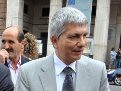 Redazione di Operai Contro, Vendola non può più sperare nel padrone Riva, è morto Vendola ora spera che Renzi ci liberi dall’austerità voluta dalla germania Riproponiamo la telefonata di Vendola con il mazziere dell’ILVA.       Un operaio dell’ILVA  