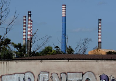 Redazione di Operai Contro, l’ILVA è la fabbrica delle stragi di operai, ma è anche la fabbrica della commedia della magistratura. Vent’anni per fare un processo, nessun padrone imputato, cent’anni per avere una sentenza definitiva. Se si voleva trovare un esempio di leggi e magistratura al servizio dei padroni, l’ILVa è la dimostrazione vivente. Operai fino a quando non scenderemo in campo nella guerra contro i padroni, continueremo ad essere macellati con le nostre famiglie. Vi mando un articolo dell’ANSA Un operaio dell’ILVA Nella fabbrica in cui lavoravano a contatto con l’amianto hanno trovato la morte. Per 28 operai […]