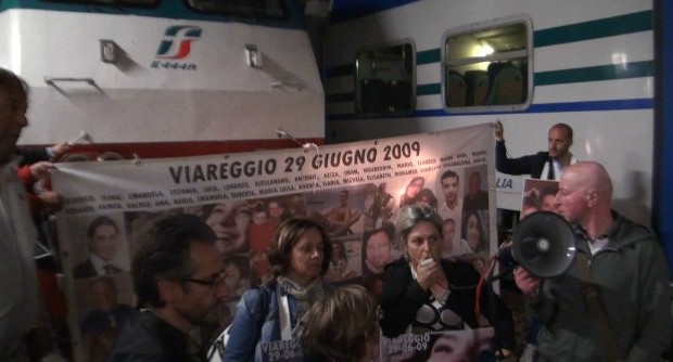 Redazione di Operai Contro, ho letto l’articolo in solidarietà con l’operaio Riccardo Antonini per la strage di Viareggio. Sono d’accordo con la denuncia della strage fatta da Antonini. Spero che almeno una volta la cassazione dia ragione ad un operaio. I responsabili della strage sono stati promossi dal governo Renzi. Nessuno dei responsabili ha pagato con la galera. Vi propongo di ripubblicare un articolo del 30 maggio 2014. In ogni caso ve lo rimando. Un giovane di Viareggio Glii imputati si passano il testimone. Promosso Mauro Moretti a capo di Finmeccanica, prende il suo posto come amministratore delegato di Ferrovie dello Stato un […]