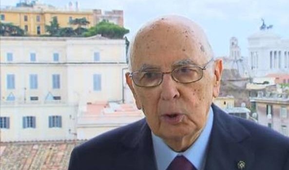 Redazione di Operai Contro, diciamo la verità. Sentivamo la mancanza del pistolotto Meno male è arrivato In Italia c’è «la necessità di forti cambiamenti». Lo ha detto il presidente della Repubblica, Giorgio Napolitano, in un messaggio televisivo in occasione del 2 giugno. Il presidente si rivolge a un’Italia «che ora può parlare a voce alta in Europa» e sottolinea l’ottimismo del momento: «Celebriamo quest’anno la Festa della Repubblica con animo più fiducioso. Perché si è fatta strada la necessità di forti cambiamenti in campi fondamentali». Poi in un passaggio sulle riforme Napolitano auspica «un’intesa civile» e dice: «basta inconcludenze». […]
