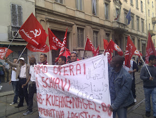 Da Contropiano.org Logistica. Aggredito sotto casa delegato sindacale della Kuehene Nagel di Brignano . Tre uomini a volto coperto, sabato 14 giugno all’alba, aspettavano sotto casa a Brignano (Bergamo) il delegato M.B. dello Slai Cobas della Kuehene Nagel che si stava recando al lavoro con la moglie. Erano appena saliti in auto, quando i tre si sono avvicinati e hanno tentato di estrarlo a forza dalla macchina, non riuscendoci, prima gliel’hanno devastata a colpi di chiave inglese e poi, si sono accaniti su di lui picchiandolo selvaggiamente a pugni e calci soprattutto in testa e a colpi di chiave inglese, in particolare su una gamba, tentando, […]