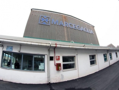 Redazione di Operai Contro, Sit-in questa mattina, dinanzi alla sede della Prefettura di Taranto, degli operai dello stabilimento Marcegaglia Buildtech di Taranto, che produceva pannelli fotovoltaici ed è stato dismesso in attesa di una possibile riconversione. L’azienda aveva annunciato 130 esuberi, ma il licenziamento era stato scongiurato con la cassa integrazione.  I sindacati si sono opposti alla proposta dell’azienda di smontare parte della linea produttiva di Taranto portandola a Pozzolo Formigaro, in provincia di Alessandria. Marcegaglia propone a tutti gli operai di trasferirsi a Pozzolo, ma anche li ha esuberi Un operaio della Marcegaglia