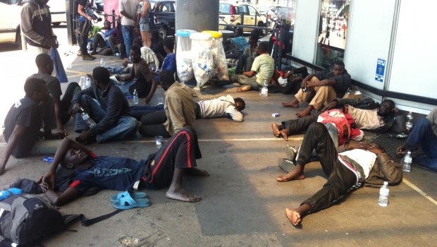  La testimonianza dei volontari del Naga Milano, 11/6/2014 Martedì 10 giungo mattina, arrivano chiamate al Naga che segnalano la presenza di “Africani” davanti alla stazione di Rogoredo. Andiamo alla stazione quindi per cercare di capire cosa sta succedendo: due autobus provenienti da Taranto hanno scaricato davanti alla Stazione di Rogoredo persone provenienti da Gambia, Mali, paesi dell’Africa sub-sahariana e dalla Siria. Il viaggio da Taranto è stato “organizzato” dalla Prefettura di Taranto. Sono visibilmente affaticati, disorientati, scossi, molti non hanno neppure le scarpe e alcuni di loro hanno un numero attaccato ai vestiti. Così come sono scesi dalla […]
