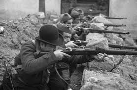 PER IL DIBATTITO Augusto Cantaluppi e Marco Puppini [a cura di], “Non avendo mai preso un fucile tra le mani” Antifasciste italiane alla guerra civile spagnola 1936-1939, Prefazione di Laura Branciforte, Www.Aicvas.org, Milano, 2014. Pp. 160, Sip.   I curatori hanno raccolto 67 profili biografici di donne italiane che parteciparono alla guerra civile spagnola. L’iniziativa è encomiabile, non altrettanto encomiabile è il criterio di scelta adottato, ovvero la loro adesione al cosiddetto «fronte antifascista». Una definizione assolutamente fuorviante che nasconde la natura sociale dello scontro allora in atto in Spagna. In quel conflitto, contro il proletariato spagnolo si scagliò […]