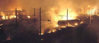 9 settembre 2011: il Partito democratico organizzò a Genova, alla Festa nazionale sui trasporti, un dibattito con Moretti. I familiari delle Vittime della strage ferroviaria di Viareggio chiesero al responsabile dell’iniziativa di annullare l’invito. A Moretti non si può rinunciare… rispose. Il dibattito non si tenne per la contestazione all’Ad di ferrovie che di “responsabilità” ne ha da vendere: da quelle di Viareggio del 29 giugno 2009 a quelle del trasporto pendolari, da quelle sull’Alta velocità a quelle delle morti sui binari … fino alle infelici esternazioni alle quali ci ha abituati in questi anni. Fare a meno di […]