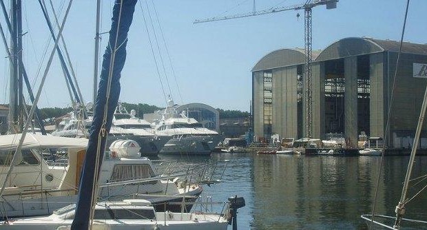 Redazione di Operai Contro, Gli 80 euro del bonus lasciali alla tua azienda per aiutarla a rialzarsi dalla crisi. I casi in cui i lavoratori si sentiranno avanzare questa proposta dal proprio datore di lavoro potrebbero aumentare sempre di più. L’operaio intasca il bonus ma contemporaneamente viene chiamato ad accettare un intervento su alcuni aspetti della propria retribuzione: una sorta di compensazione per cercare di dare ossigeno alla propria azienda dichiaratasi in difficoltà. Il ricatto è facile: se non ci dai le 80 euro ti licenziamo Padroni non rompete i coglioni gli 80 euro alla fine si sono ridotti a niente […]