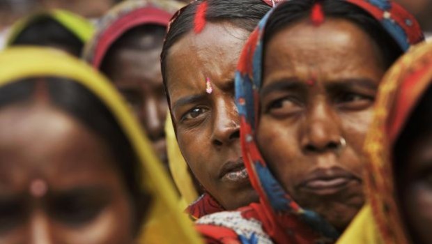 Dall’India all’Italia, contro le donne si scatena un turbine di frustrazioni, fobie … e connivenze istituzionali Mi ha colpito che la maggior parte dei grandi media indiani ha evitato di dire che le due ragazze erano dalit. C’è della politica in questo: la volontà di non mettere in questione il sistema delle caste e presentare il fatto come un mero atto criminale. Ma quando lo stupro è usato  come mezzo di oppressione di una casta sull’altra diventa uno strumento politico. Arundhati Roy[1] Tenendo fermi tutti questi dubbi di fondo, avanzo l’ipotesi che il femminicidio abbia assunto un diverso e […]