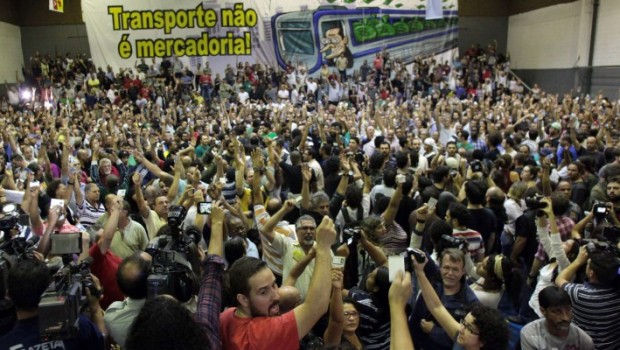 Licenziati 43 lavoratori del trasporto pubblico di San Paolo (Brasile). Multa di 200mila dollari al sindacato Sosteniamo la lotta! I lavoratori della Metropolitana di San Paolo in Brasile hanno scioperato 5 giorni contro il Governatore socialdemocratico Alckmin. Alckmin sta portando avanti da tempo politiche di tagli a privatizzazione del trasporto pubblico ed è coinvolto in un giro di mazzette da parte di aziende come Siemens e Alstom, che beneficiano di queste misure. Questa lotta si è svolta sullo sfondo di una più ampia mobilitazione che dai primi di giugno vede protagonisti lavoratori della scuola e del pubblico impiego metalmeccanici […]