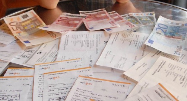 Redazione di Operai Contro, il popolo siciliano ha tre nemici: i padroni, i politici e i mafiosi. E’ difficile riconoscere le differenze tra i padroni, i politici e i mafiosi. Spesso sono le stesse persone Coi fondi pubblici, gli onorevoli dell’Assemblea regionali, gli onorevoli si pagavano salumi, bistecche, mazzi di mimose, bollette dell’Enel, libri, la gita scolastica, tablet, raccolte di fumetti, pranzi e regali di nozze, che avrebbero dovuto pagare di tasca propria. Il giornale fatto quotidiano pubblica un articolo che ti invio Un disoccupato di Gela  Non solo tablet, raccolte di fumetti, necrologi, pranzi e regali di nozze. Coi fondi pubblici, i gruppi […]