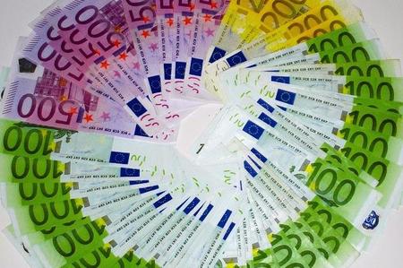 PER IL DIBATTITO Redazione di OperaiContro, chi ancora dice che “in Italia non ci sono più gli operai” non ha ovviamente capito un cazzo. Basterebbe mettere la testa fuori dalla sabbia. C’è anche chi lo dice con pelose motivazioni, con il fine di spostare i riflettori sulla propria condizione sociale: il famoso “noi siamo i veri nuovi schiavi” quelli “messi peggio di tutti”. E c’è anche chi lo afferma indirettamente, costruendo una conseguente linea politica di cancellazione delle lotte nelle fabbriche, fatti salvi slogan e dichiarazioni di formale circostanza. Questo capita nel mondo della “sinistra” sempre più intellettualoide e […]