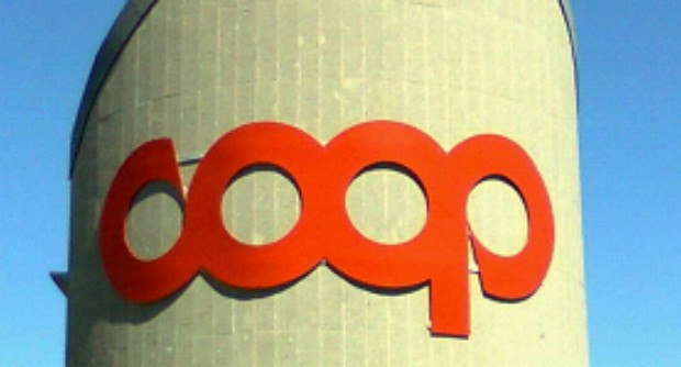 Redazione di Operai Contro, la COOP si distingue come padrone sfruttatore  Va avanti su due fronti la battaglia di Angela Mugnos, cassiera 49enne di un supermercato Coop di Genova, che vuole vedersi riconosciuto come parte dell’orario di lavoro il tempo necessario a indossare la divisa aziendale. Una richiesta che in primo grado il tribunale del Lavoro di Genova aveva accolto, riconoscendo a Mugnos il diritto a essere retribuita nei venti minuti impiegati ogni giorno per raggiungere lo spogliatoio, vestirsi e poi svestirsi a fine turno. E condannando l’azienda a versare 3.200 euro per quanto non pagato negli stipendi dal […]