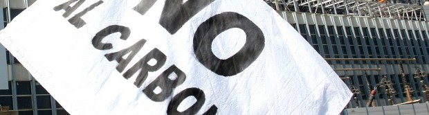 Redazione di Operai Contro, t’invio un articolo che mette in chiaro la funzione di assassini dei padroni italiani Un osservatore Carbone, esecuzioni e processi. Lo studio sui fornitori occulti che imbarazza Enel Greenpeace Italia anticipa al Fatto Quotidiano uno studio che svela l’approvvigionamento da aziende accusate di assoldare gruppi paramilitari che uccidono minatori e sindacalisti colombiani. L’azienda italiana non smentisce e non conferma, trincerandosi dietro le “clausole di riservatezza”. E l’ombra si allunga su codici etici e certificazioni della “filiera pulita” del carbone di Thomas Mackinson | 30 giugno 2014 Commenti (311) Più informazioni su: Armi, Carbone, Diritti Umani, […]