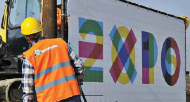 Caro Operai Contro, hanno rubato la loro vita e li negano da morti. Renzi ha ordinato di negare i gravi incidenti taluni mortali, avvenuti nei cantieri dell’Expo in oltre 7 anni di lavoro. Per Renzi, il “popolino” dovrebbe bersi questa frottola, che servirebbe a mostrare al mondo l’efficientismo del capitalismo italico, con gli operai che lavorano in assoluta beatitudine, tra una pausa ed un caffè, coperti e garantiti da tutte le misure di sicurezza e prevenzione. Esattamente il contrario di ciò che è successo. Purtroppo sui cantieri dell’Expo, operai morti per infortuni sul lavoro, ce ne sono stati e […]